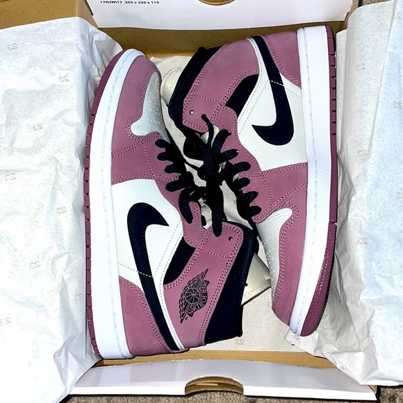 Jordan Shoes - Womens Air Jordan 1 Mid SE